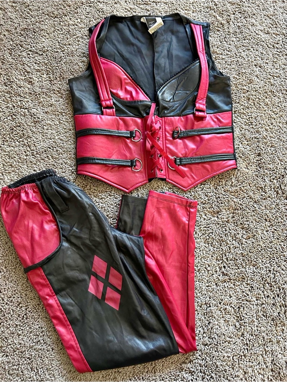 Costume Harley Quinn  DC Women's Red & Black Faux Leather Vest and Joggers Set